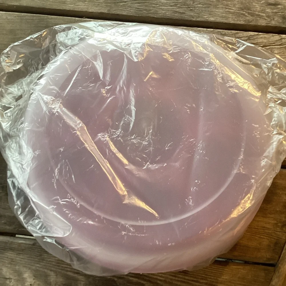 Tupperware Serving Center Set in Radish and White